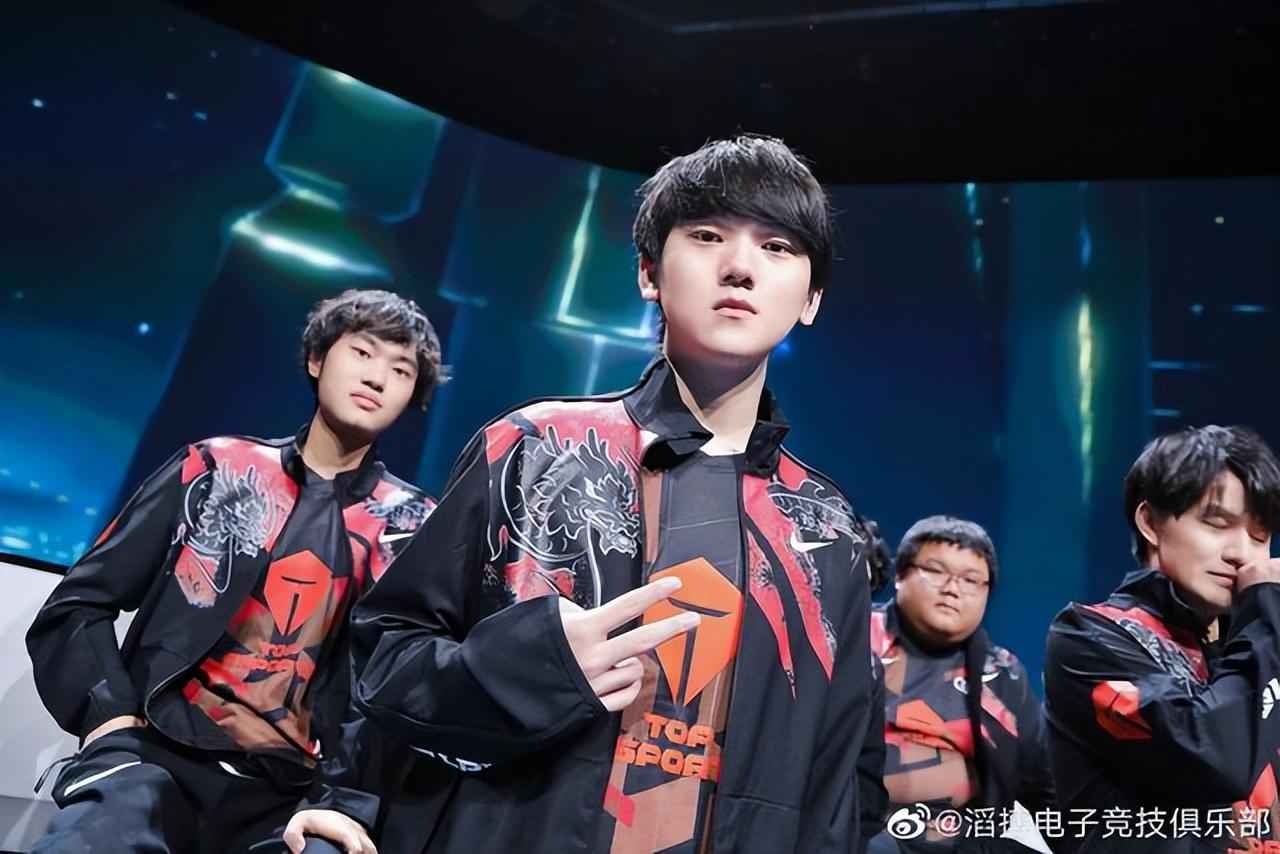 与禁区触球 与禁区触球